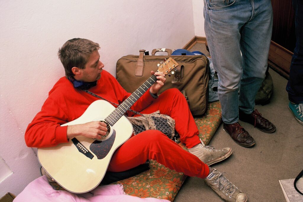 Willem Möller plays guitar.